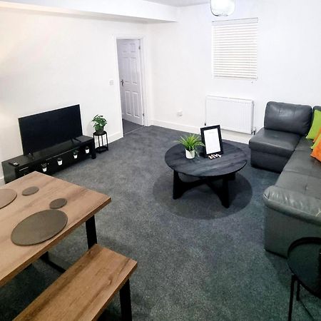 Stylish 2 Bed Apartment With Free Parking, Speed Wifi, Free Parking Colchester Esterno foto