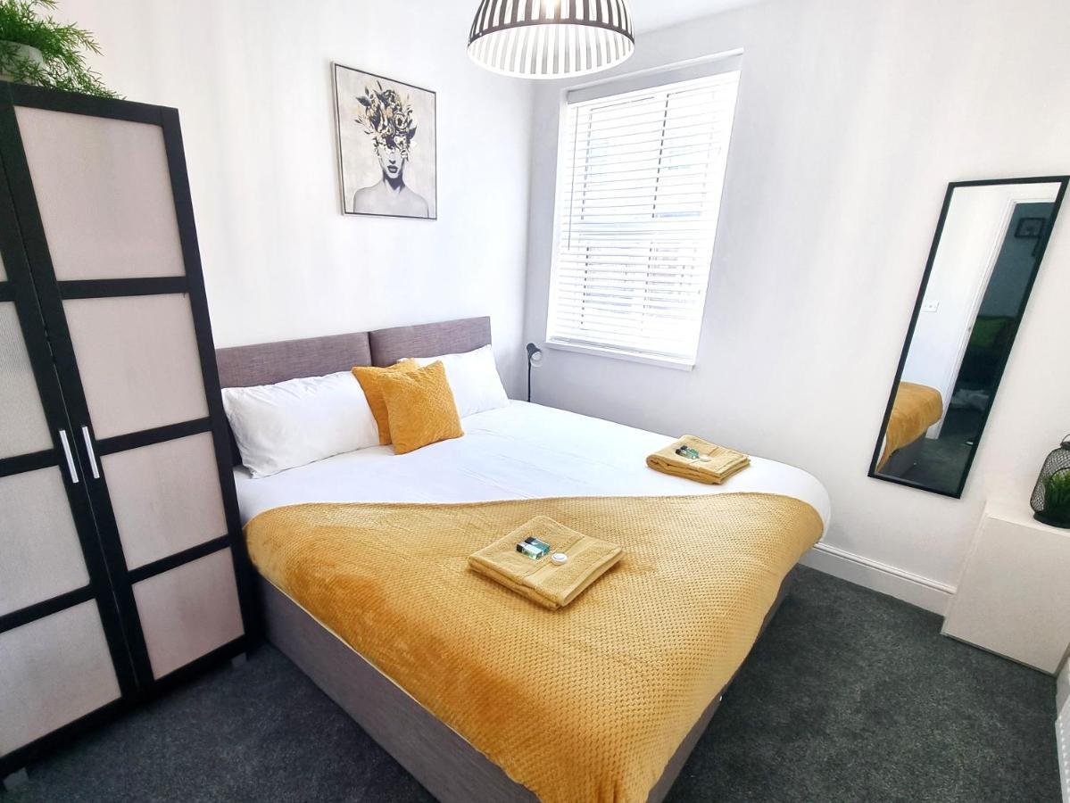 Stylish 2 Bed Apartment With Free Parking, Speed Wifi, Free Parking Colchester Esterno foto