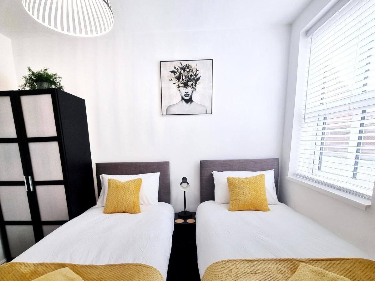 Stylish 2 Bed Apartment With Free Parking, Speed Wifi, Free Parking Colchester Esterno foto